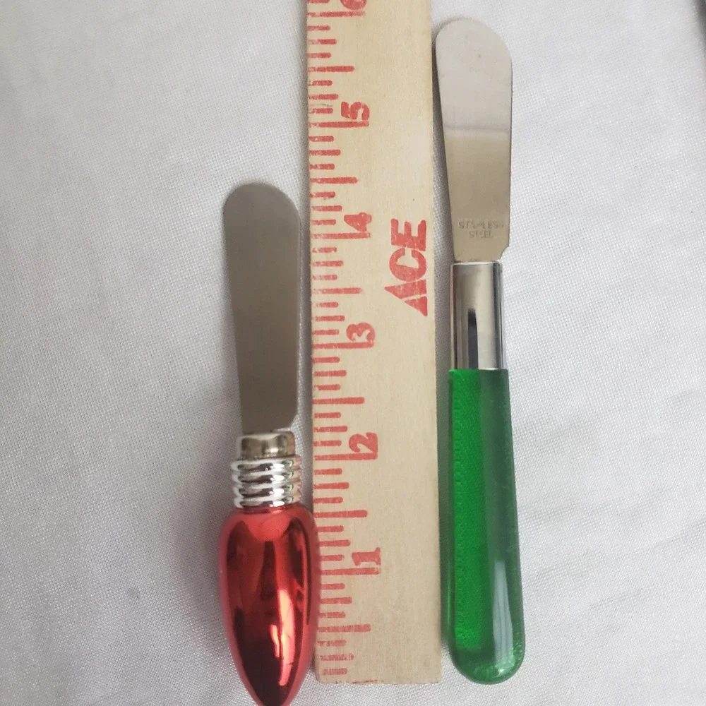 Set of 6 Christmas Holiday Spreaders Butter Knives- 4 Sur La Table, 2 Light bulb